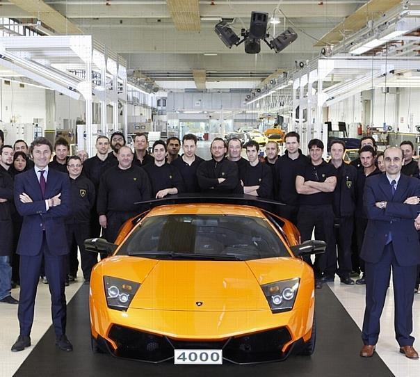 Stephan Winkelmann, Präsident und CEO von Automobili Lamborghini, Werksleiter Ranieri Niccoli und das Produktionsteam mit dem Murciélago 4.000.